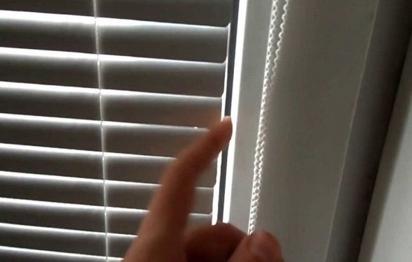 как прикрепить жалюзи к