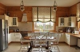 Изящная простота римских штор говорит в их пользу при выборе штор для декора кухонного окна