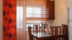 Комбинация разных рисунков на ткани и разных видов штор может стать вариантом оформления окна