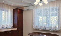 Полупрозрачные белые Французские шторы в интерьере светлой кухни. Выбираем современные шторы 2015 года на кухню. Полупрозрачные белые Французские шторы в интерьере светлой кухни. Выбираем современные шторы 2015 года на кухню.