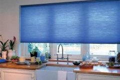 Рулонные шторы для кухни хорошо защищают помещение от прямых солнечных лучей