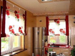 Выбрав для римских штор ткань с ярким цветочным принтом, можно оригинально украсить окна кухни